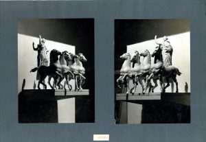 Album “Palazzo dei Congressi”. La fotografia riproduce il bozzetto in gesso di Francesco Messina (1900-1995) della statua della quadriga da collocare sulla mensola della facciata del Palazzo dei Congressi