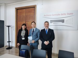 S.E. Ambasciatore Duong Hai Hung insieme al dott. Antonio Frate e la dott.ssa Simonetta Ceglie