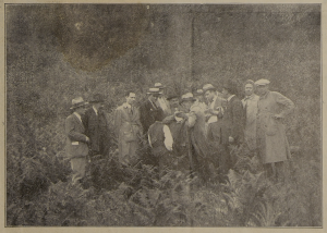 In foto: deputati socialisti, giornalisti e polizia alla ricerca del cadavere di Giacomo Matteotti dalla Quartarella al bosco di Vico a Roma. Libera Stampa, n.100-101, 30 aprile/ 1 maggio 1932